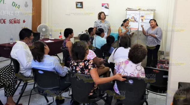 Con lenguaje de señas les enseñan a leer y escribir en Tuxpan