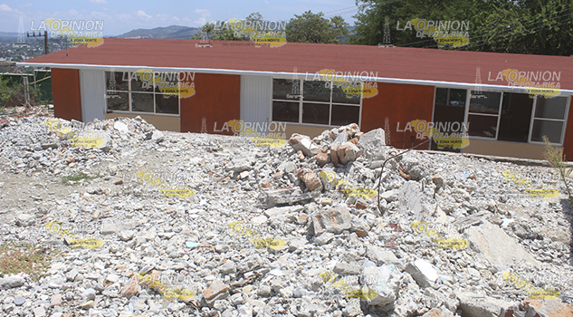 Construyen aulas de telesecundaria en zona de riesgo