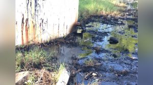 Derrame de chapopote por robo de tubería en una batería de Pemex