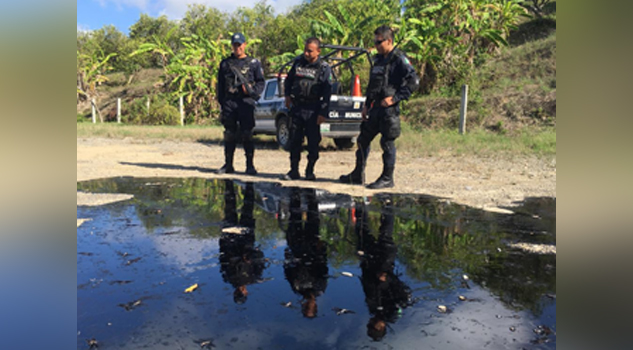 Derrame de chapopote por robo de tubería en una batería de Pemex