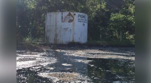 Derrame de chapopote por robo de tubería en una batería de Pemex