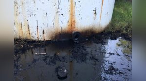 Derrame de chapopote por robo de tubería en una batería de Pemex