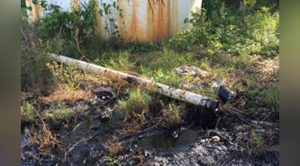 Derrame de chapopote por robo de tubería en una batería de Pemex