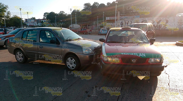 Doble accidente sobre el bulevar Independencia en Tihuatlán Doble accidente sobre el bulevar Independencia en Tihuatlán