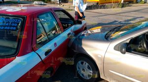 Doble accidente sobre el bulevar Independencia en Tihuatlán Doble accidente sobre el bulevar Independencia en Tihuatlán