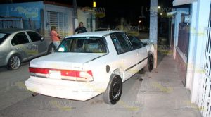 Ebrio al volante se estampa contra un poste de la CFE en Poza Rica Ebrio al volante se estampa contra un poste de la CFE en Poza Rica