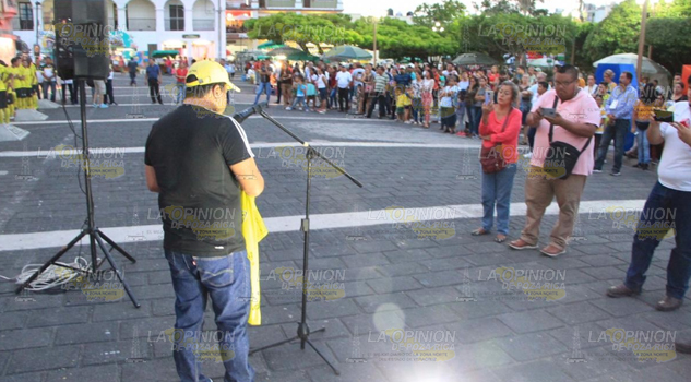 El alcalde Mariano Romero González presenta al equipo a Papanes de Papantla