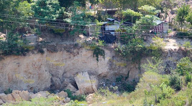 Familias viven al borde del despeñadero en Tuxpan Familias viven al borde del despeñadero en Tuxpan