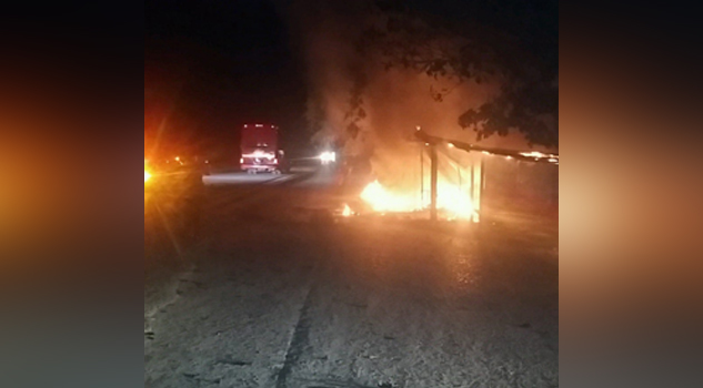 Fuego consume un local en Naranjos