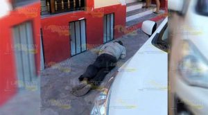 Hombre muere en el olvido frente al centro de salud