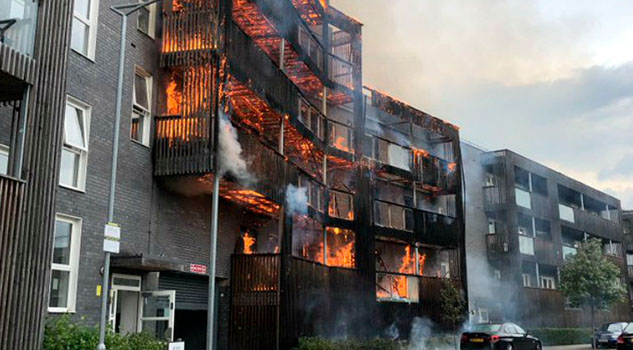Incendio arrasa edificio residencial en Londres Incendio arrasa edificio residencial en Londres