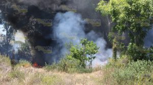 Incendio de unas llantas arrasó con pastizal en la colonia La Rueda, a tras de Gran Patio