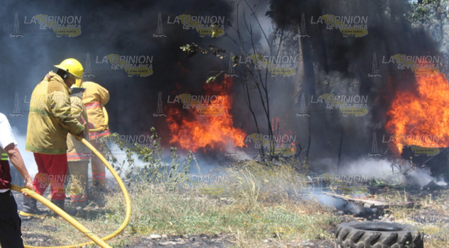 Incendio de unas llantas arrasó con pastizal en la colonia La Rueda, a tras de Gran Patio