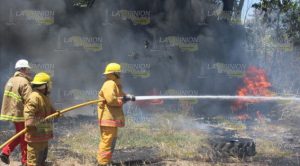 Incendio de unas llantas arrasó con pastizal en la colonia La Rueda, a tras de Gran Patio