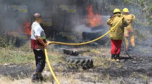 Incendio de unas llantas arrasó con pastizal en la colonia La Rueda, a tras de Gran Patio