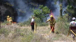 Incendio de unas llantas arrasó con pastizal en la colonia La Rueda, a tras de Gran Patio