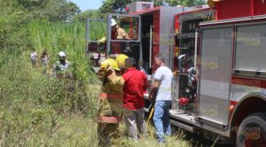 Incendio de unas llantas arrasó con pastizal en la colonia La Rueda, a tras de Gran Patio