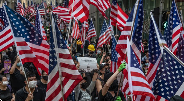 Los manifestantes de Hong Kong alzan la bandera de EE UU para pedir ayuda internacional