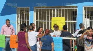 Madres de familia toman la primaria de la colonia Aviación en Álamo