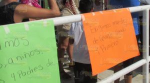 Madres de familia toman la primaria de la colonia Aviación en Álamo