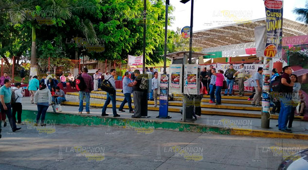 Militantes del MMPV tomán la SEV en Xalapa Militantes del MMPV tomán la SEV en Xalapa