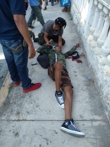 Motociclista se estampa contra una barda en Álamo Motociclista grave; chocó contra una barda escolar en Estero del Ídolo