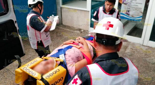 Mujer herida tras ser atropellada sobre la avenida Puebla en Poza Rica Mujer herida tras ser atropellada sobre la avenida Puebla en Poza Rica