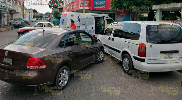 Mujeres heridas en aparatoso choque en la colonia Tajín de Poza Rica Mujeres heridas en aparatoso choque en la colonia Tajín de Poza Rica