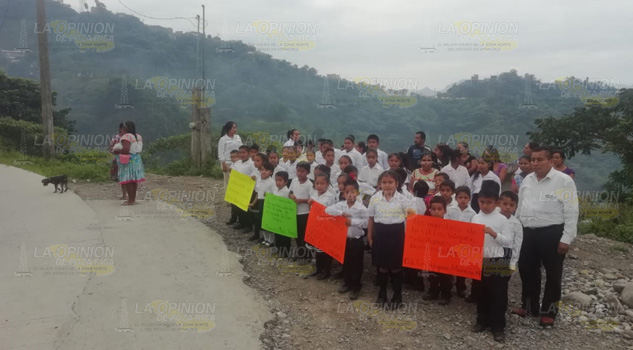 Con pancartas piden al gobernador aulas y clave para una nueva escuela