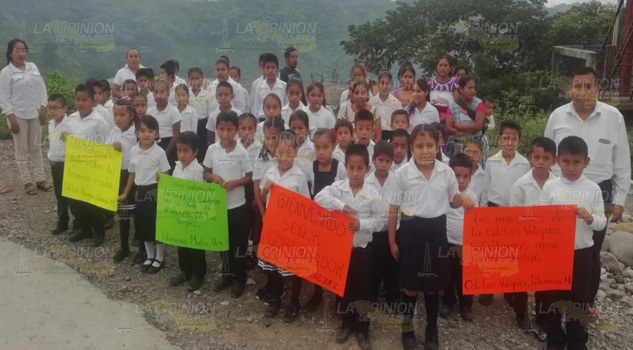 Con pancartas piden al gobernador aulas y clave para una nueva escuela