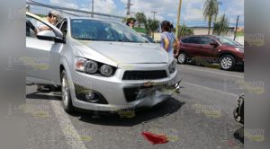 No mide su distancia y chocó frente a la casa de cultura