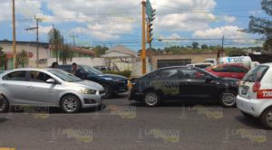 No mide su distancia y chocó frente a la casa de cultura