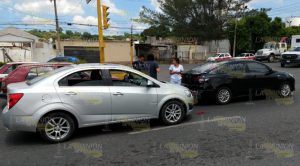 No mide su distancia y chocó frente a la casa de cultura