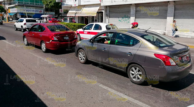 No midió su distancia y chocó frente al parque Juárez en Poza Rica No midió su distancia y chocó frente al parque Juárez en Poza Rica
