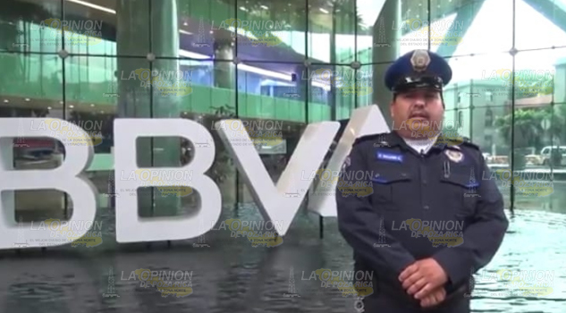 Policía honesto de la Huasteca devuelve maletín con 1600 dolares