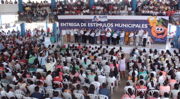 Premian a alumnos destacados en Álamo