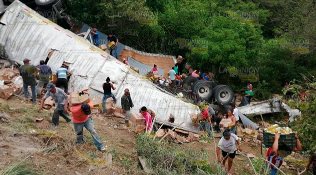 Rapiña al volcar tráiler cargado con aceite de cocina en la Tihuatlán - Álamo Rapiña al volcar tráiler cargado con aceite de cocina en la Tihuatlán - Álamo