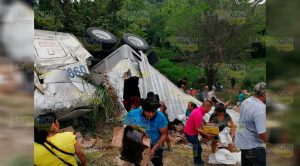 Rapiña al volcar tráiler cargado con aceite de cocina en la Tihuatlán - Álamo Rapiña al volcar tráiler cargado con aceite de cocina en la Tihuatlán - Álamo