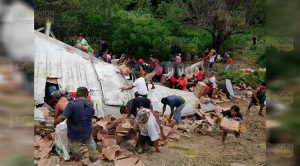 Rapiña al volcar tráiler cargado con aceite de cocina en la Tihuatlán - Álamo Rapiña al volcar tráiler cargado con aceite de cocina en la Tihuatlán - Álamo