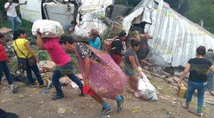 Rapiña al volcar tráiler cargado con aceite de cocina en la Tihuatlán - Álamo Rapiña al volcar tráiler cargado con aceite de cocina en la Tihuatlán - Álamo