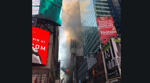 Rascacielos en Nueva York arde en llamas, hay tres heridos