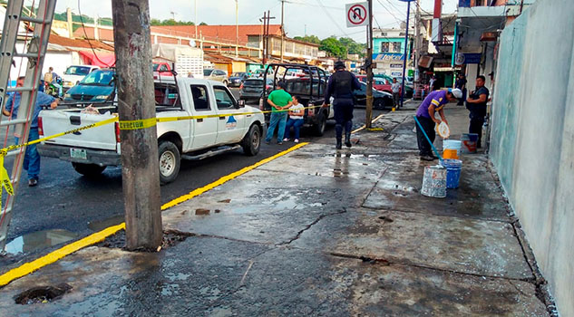 Retiran puestos de comerciantes ambulantes en Cerro Azul Retiran puestos de comerciantes ambulantes en Cerro Azul