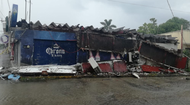 Se desploma marquesina de establecimiento en Tuxpan