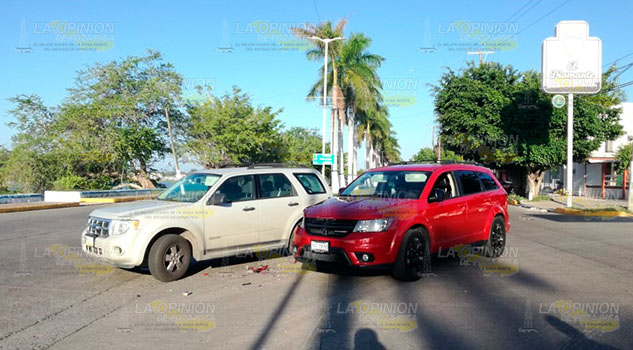 Solo daños materiales dejó aparatoso choque en Tuxpan Solo daños materiales dejó aparatoso choque en Tuxpan