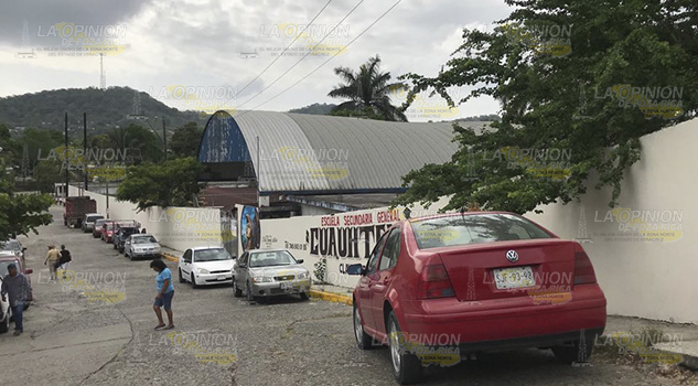 Suspenden labores más de 1500 docentes en Tihuatlán