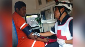 Taxi destrozado en choqué, trabajador herido