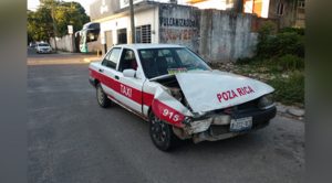 Taxi destrozado en choqué, trabajador herido