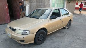 Taxi destrozado en choqué, trabajador herido