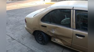 Taxi destrozado en choqué, trabajador herido