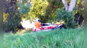 Taxista lesionado en aparatosa volcadura en Martínez de la Torre